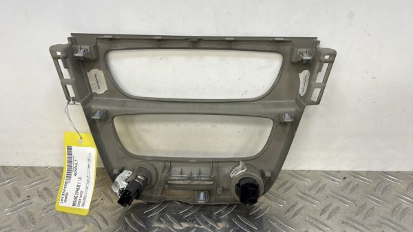 Console central (interieur plastique) RENAULT MEGANE 3 PHASE 1 – 682600022r