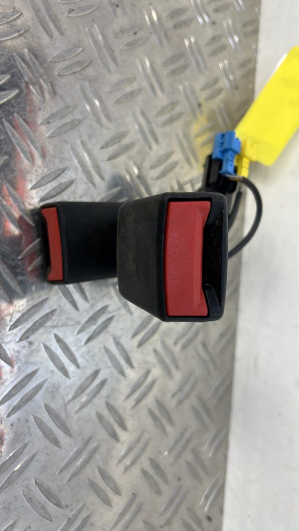Attache ceinture arriere droit MERCEDES CLASSE A 176 PHASE 2 – A1768600469