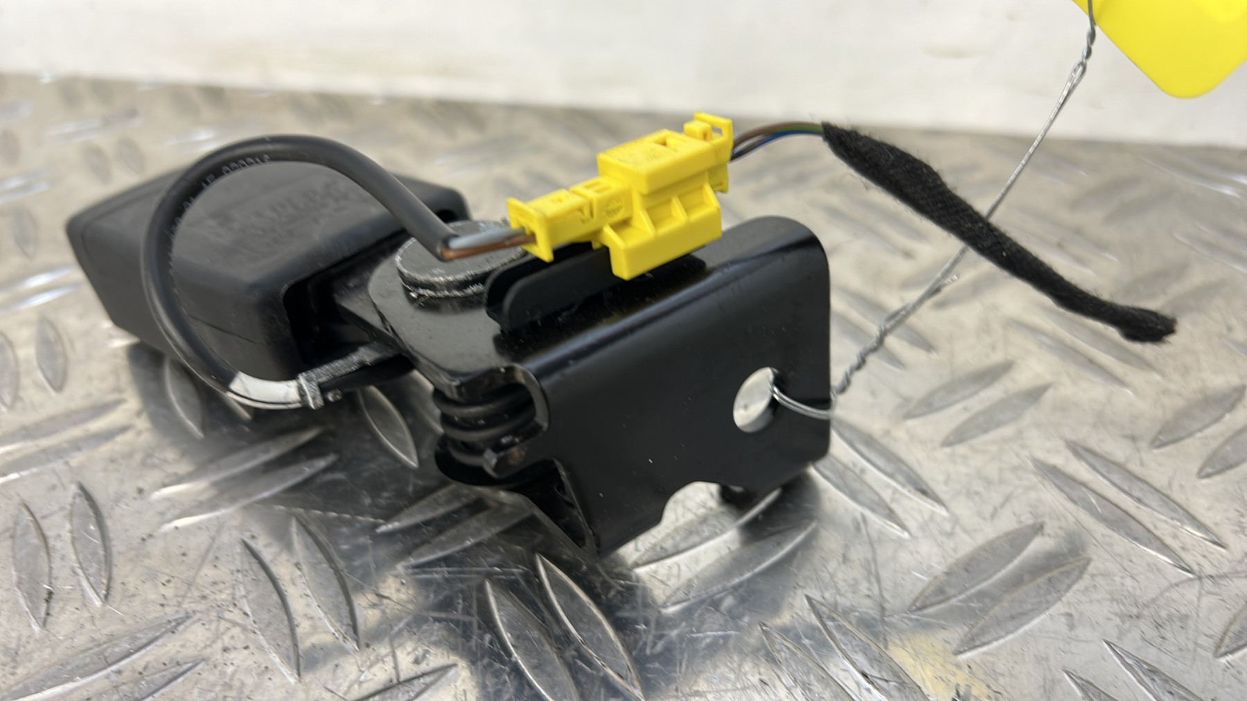 Attache ceinture arriere gauche MERCEDES CLASSE A 176 PHASE 2 – A1768600369