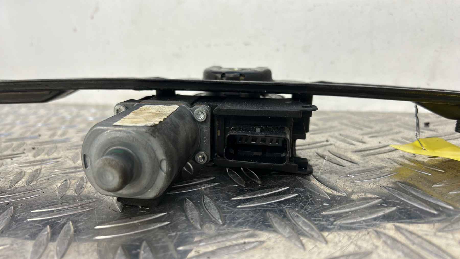 Leve vitre electrique avant gauche PEUGEOT BIPPER – 1666090580