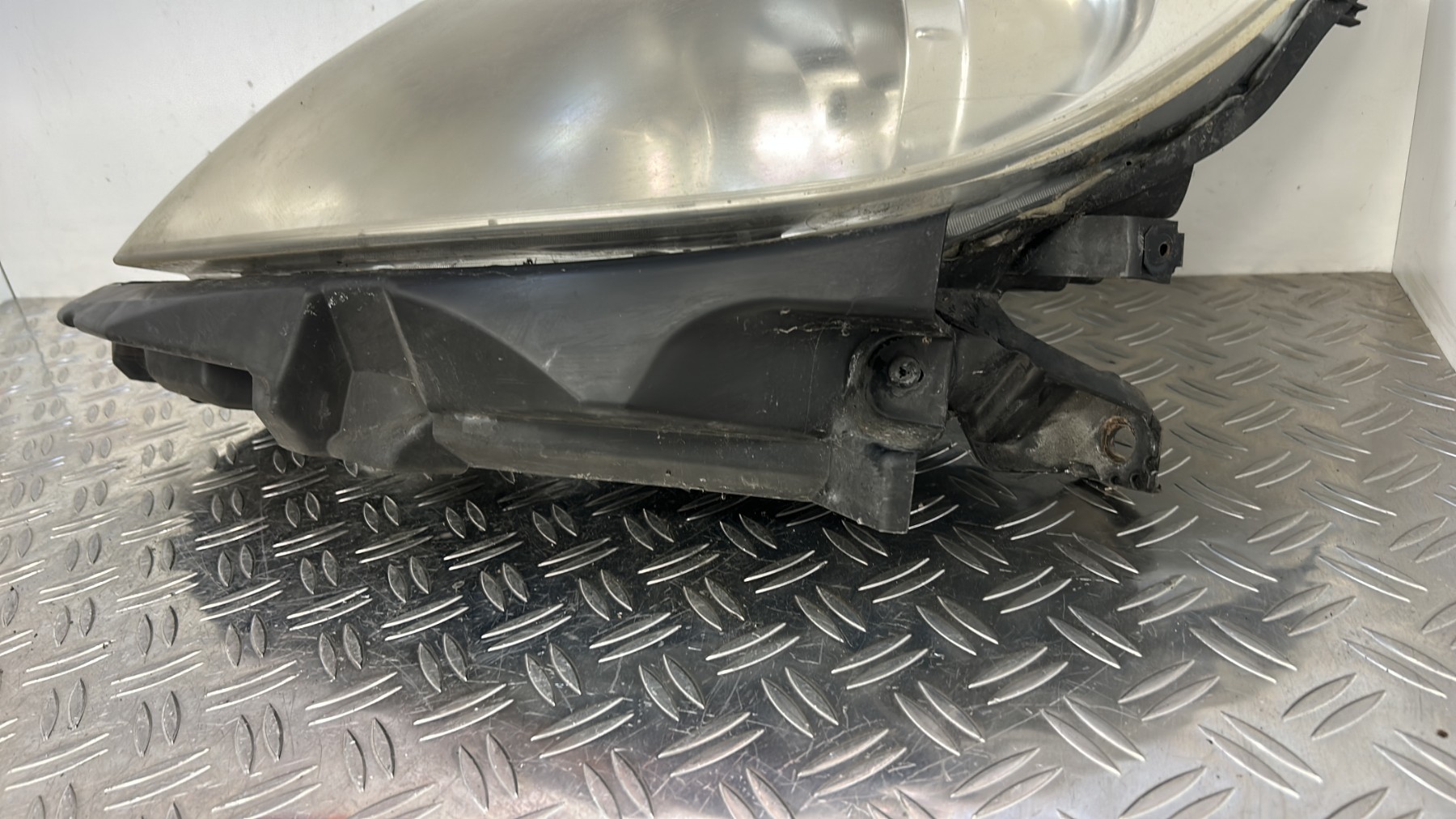 Optique avant principal gauche (feux)(phare) RENAULT CLIO 3 PHASE 1 – 8200459824
