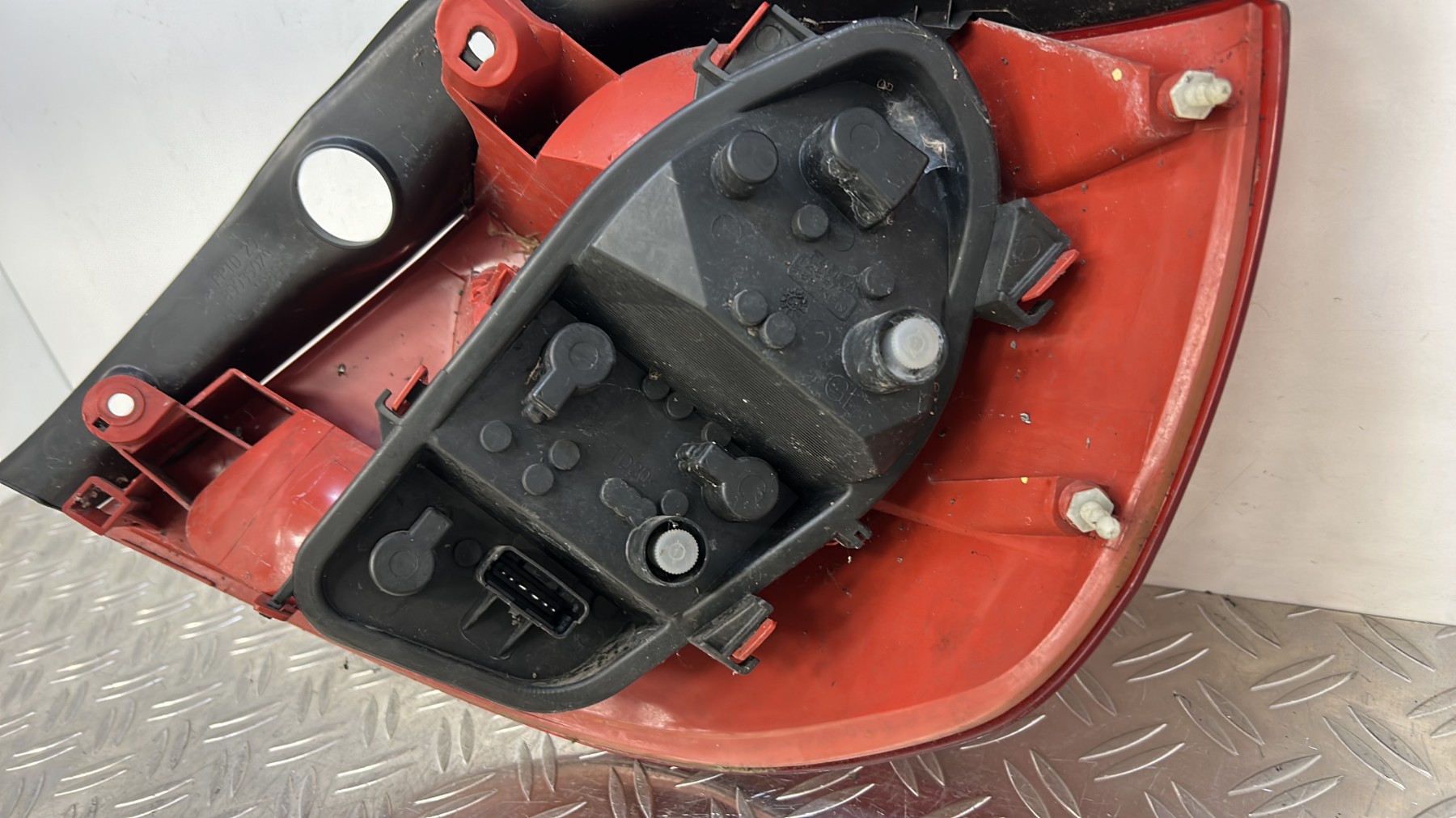 Feu arriere principal gauche (feux) RENAULT CLIO 3 PHASE 1 – 8200459962