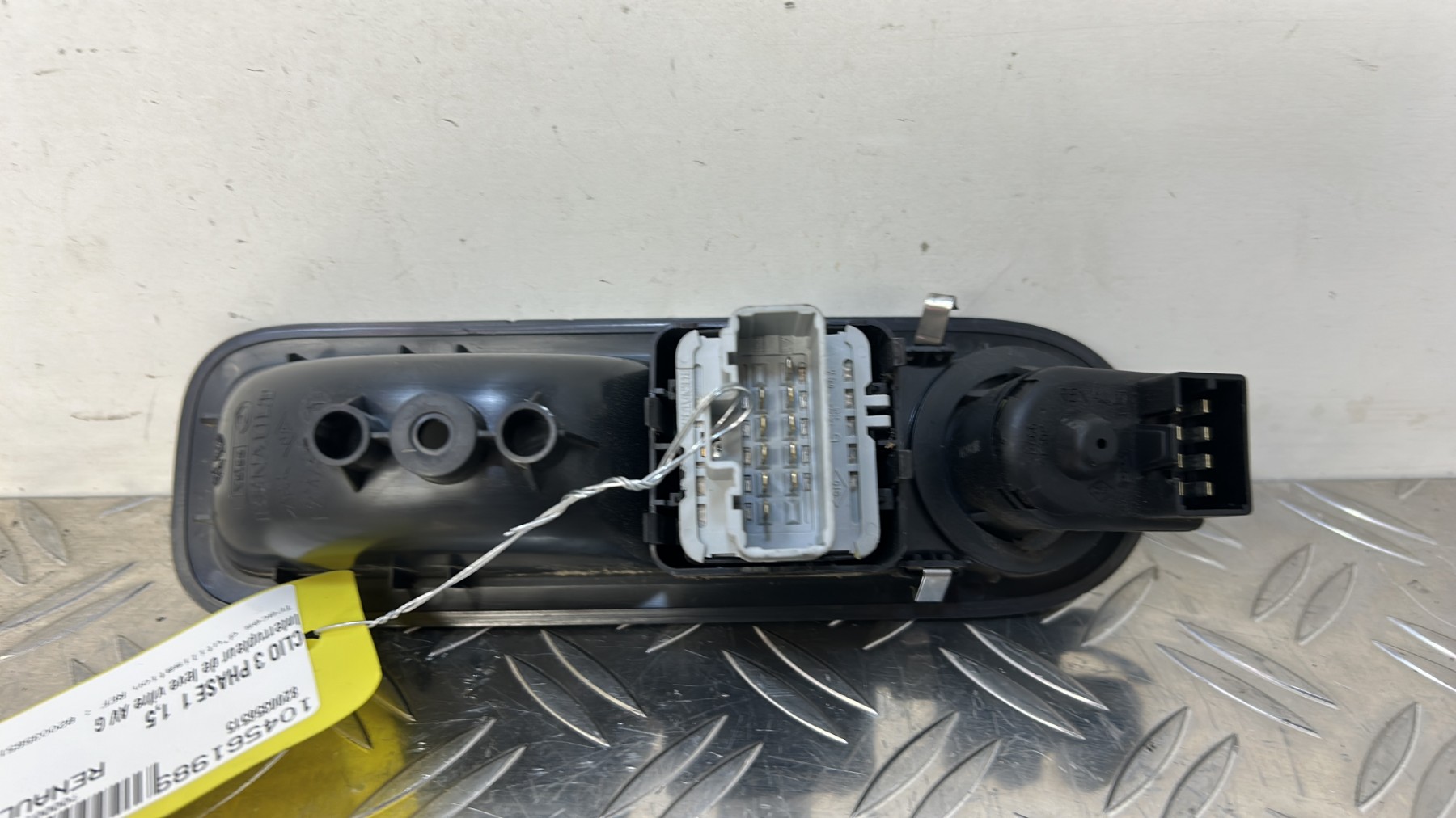 Interrupteur de leve vitre avant gauche RENAULT CLIO 3 PHASE 1 – 8200356515