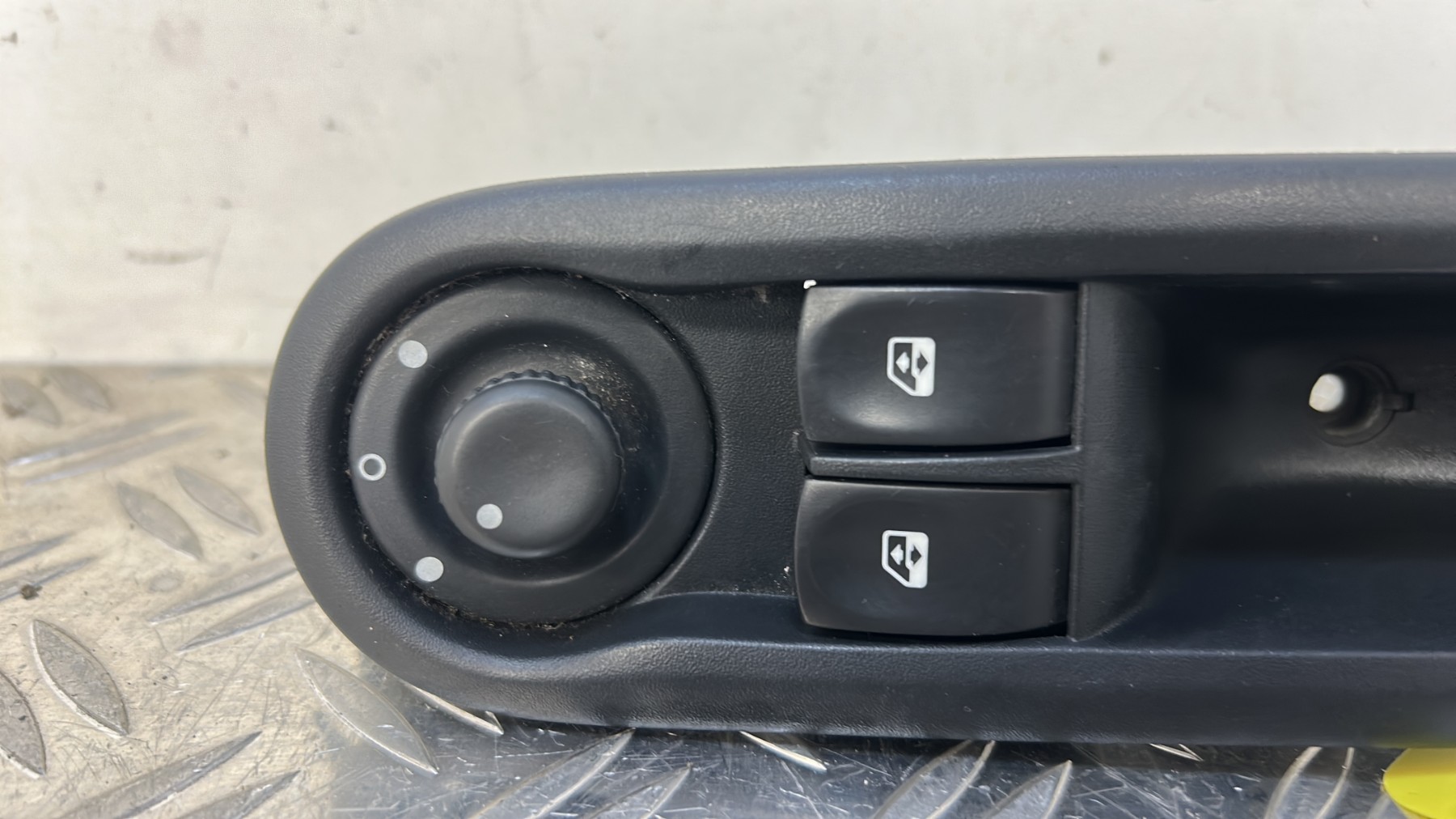 Interrupteur de leve vitre avant gauche RENAULT CLIO 3 PHASE 1 – 8200356515
