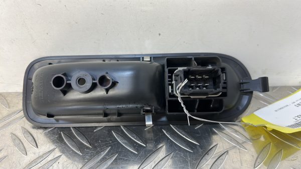 Interrupteur de leve vitre avant droit RENAULT CLIO 3 PHASE 1 – 8200356517B