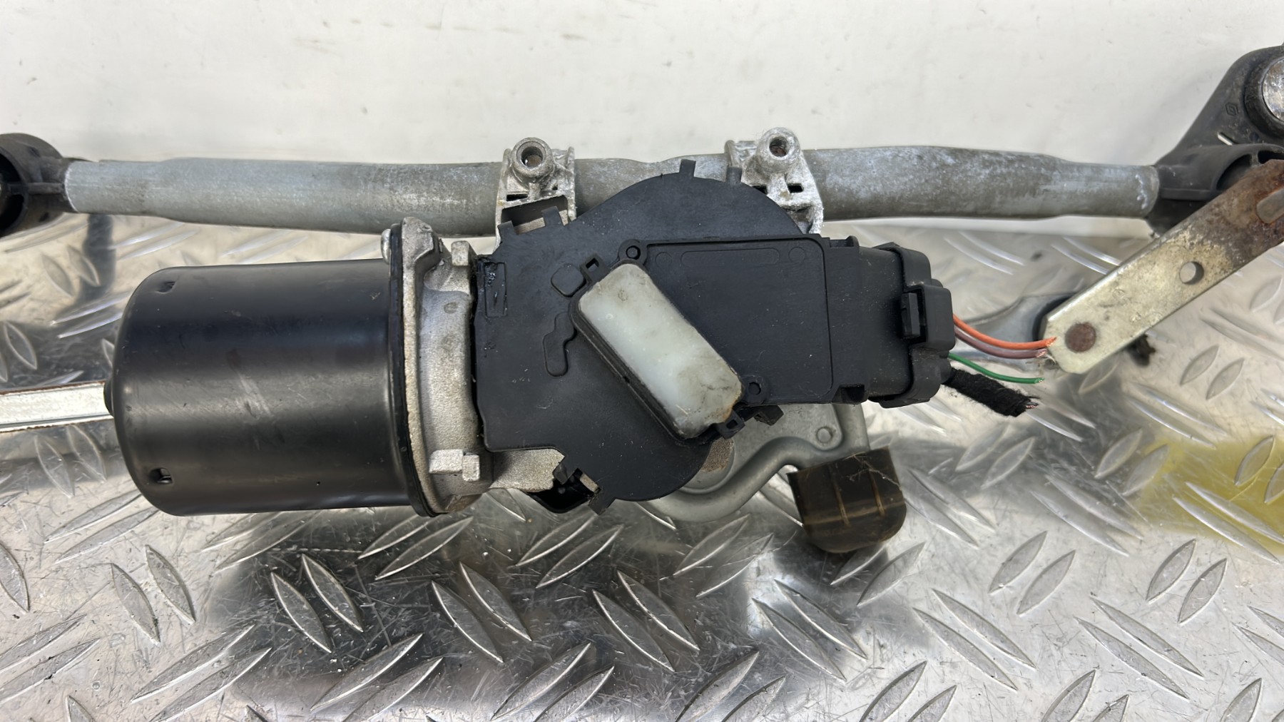 Moteur essuie glace avant RENAULT CLIO 3 PHASE 2 – (7701061590)