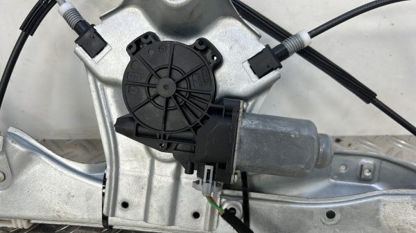 Leve vitre electrique avant droit RENAULT CLIO 3 PHASE 2 – 8200291147