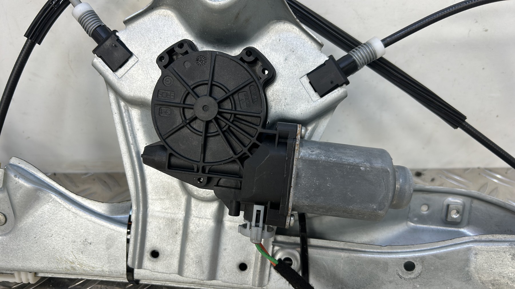 Leve vitre electrique avant droit RENAULT CLIO 3 PHASE 2 – 8200291147