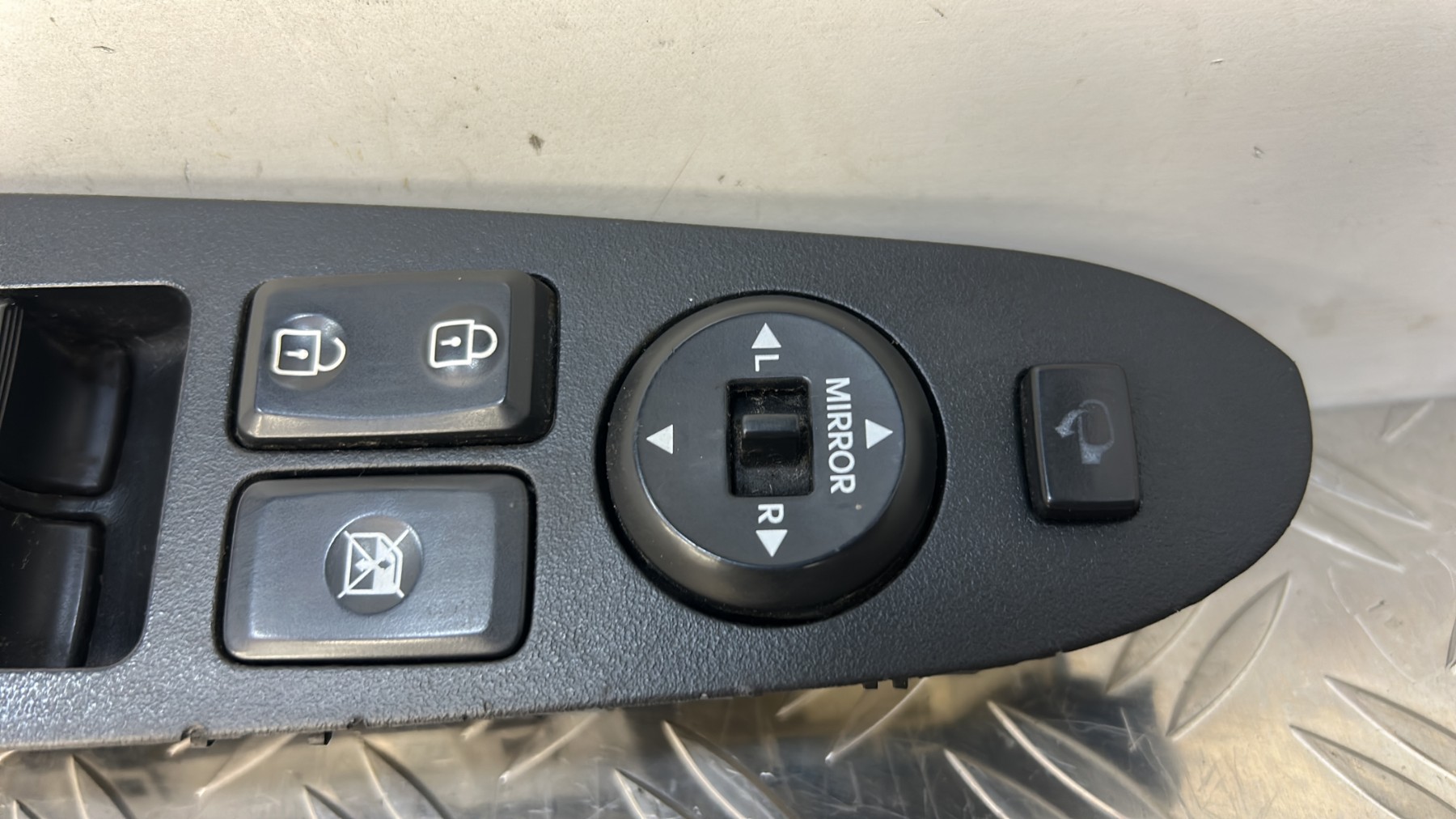 Interrupteur de leve vitre avant gauche KIA SPORTAGE 3 PHASE 1 – 935703W400WK