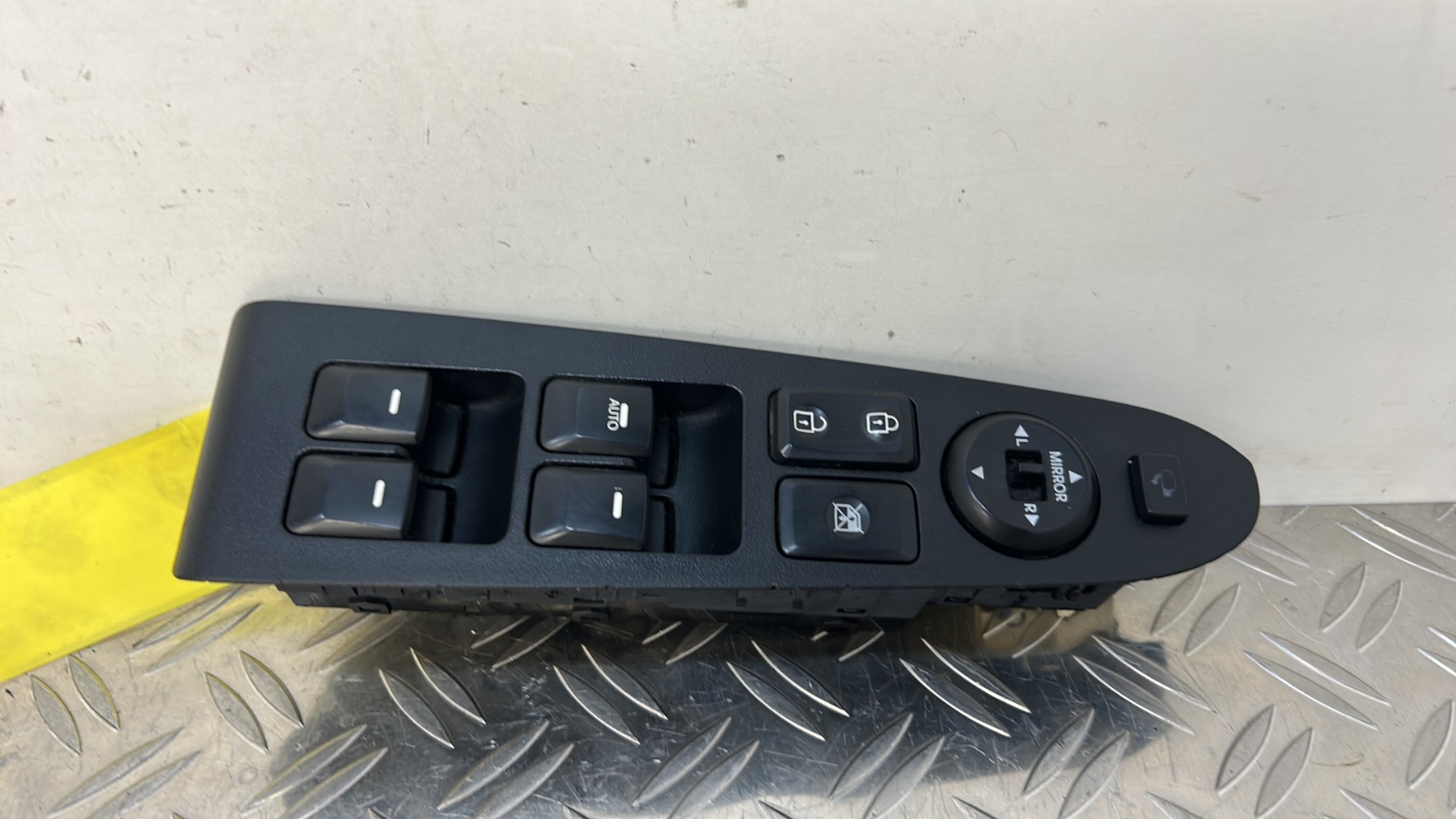 Interrupteur de leve vitre avant gauche KIA SPORTAGE 3 PHASE 1 – 935703W400WK