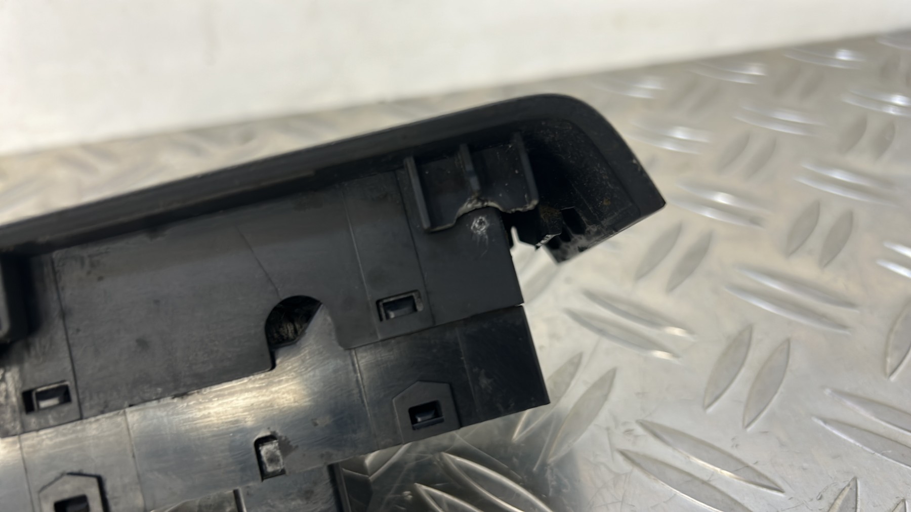 Interrupteur de leve vitre avant gauche KIA SPORTAGE 3 PHASE 1 – 935703W400WK