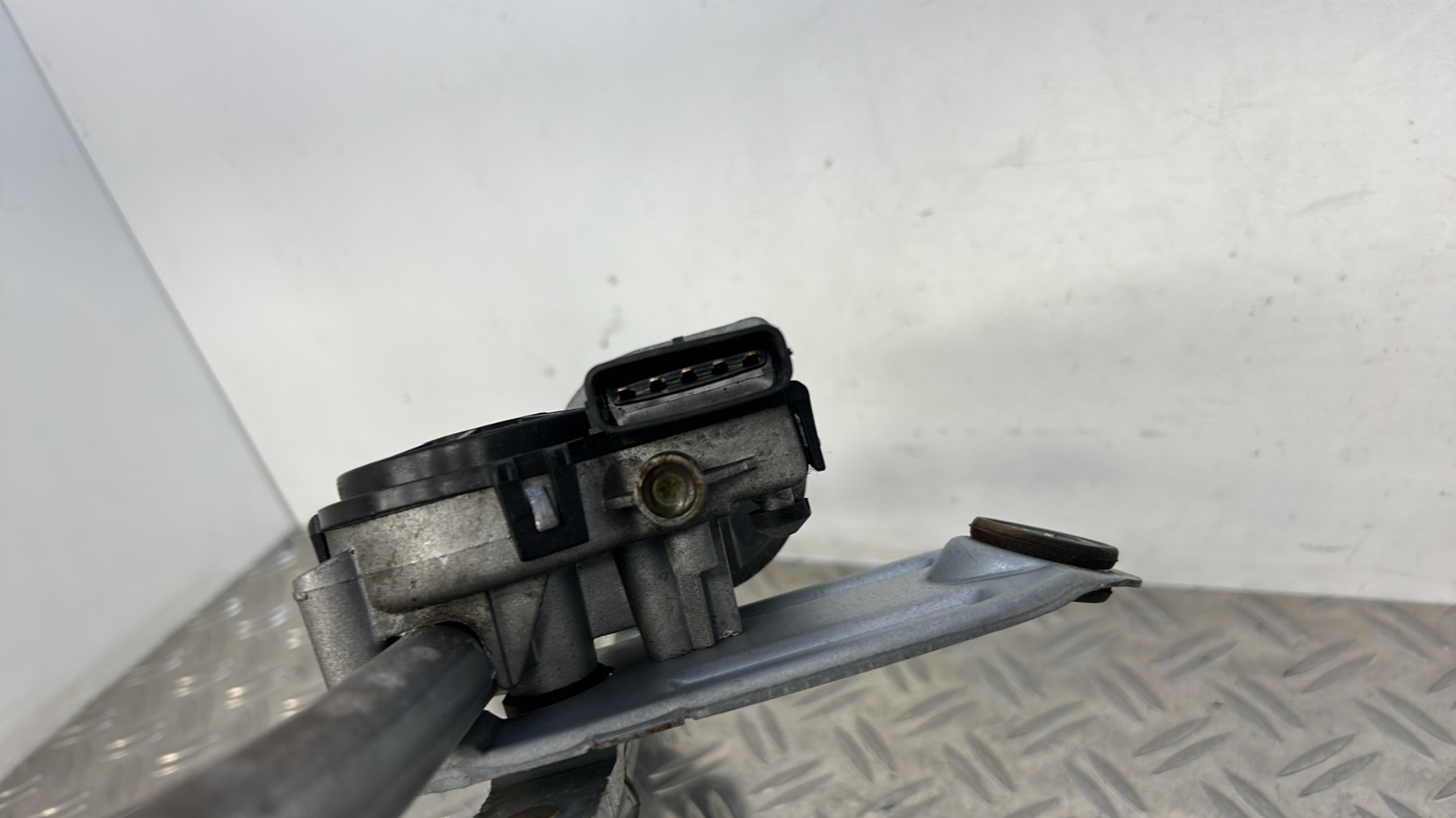 Moteur essuie glace avant KIA SPORTAGE 3 PHASE 1 – (981103W000)