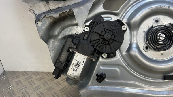 Leve vitre electrique avant gauche KIA SPORTAGE 3 PHASE 1 – 824703U120
