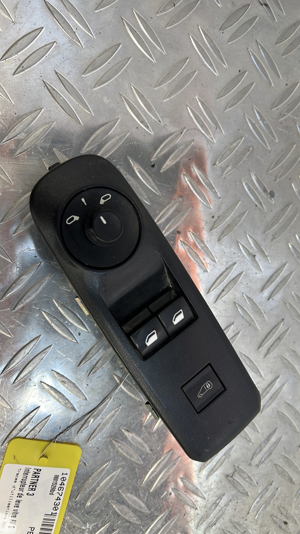Interrupteur de leve vitre avant gauche PEUGEOT PARTNER 3 – 98015298ZD