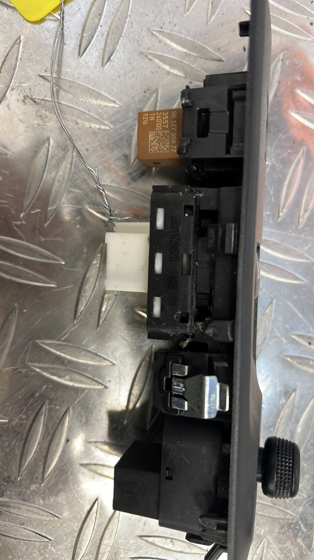 Interrupteur de leve vitre avant gauche PEUGEOT PARTNER 3 – 98015298ZD