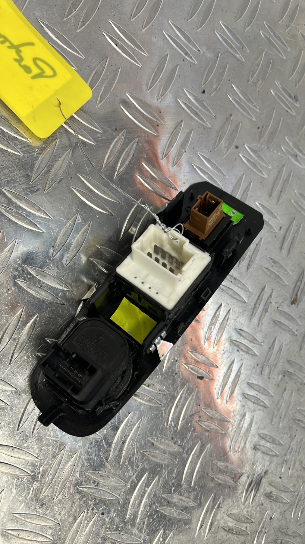 Interrupteur de leve vitre avant gauche PEUGEOT PARTNER 3 – 98015298ZD