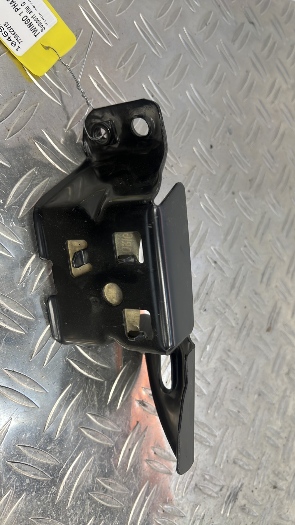 Support aile gauche RENAULT TWINGO 1 PHASE 3 – (7750423215)