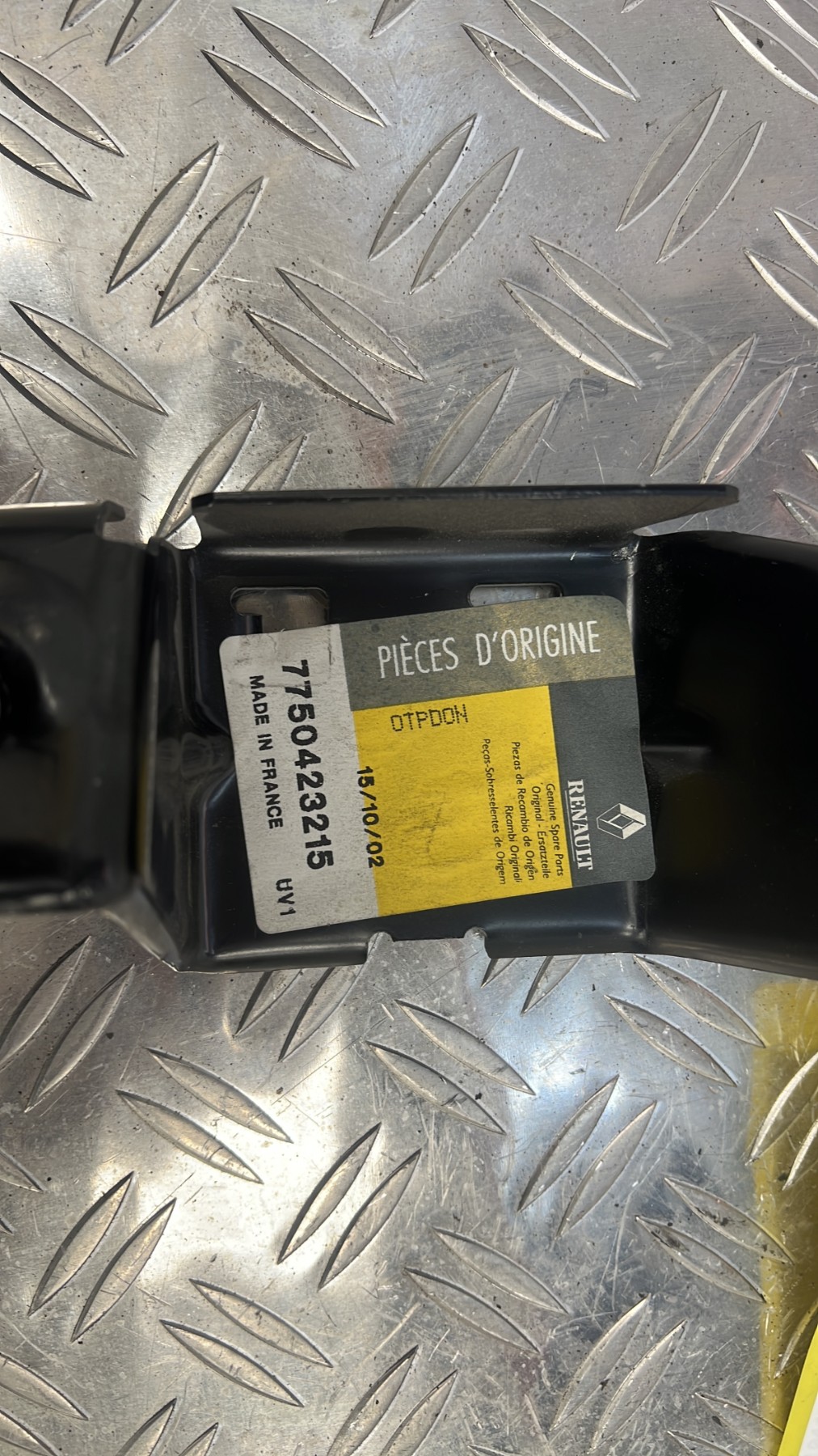 Support aile gauche RENAULT TWINGO 1 PHASE 3 – (7750423215)