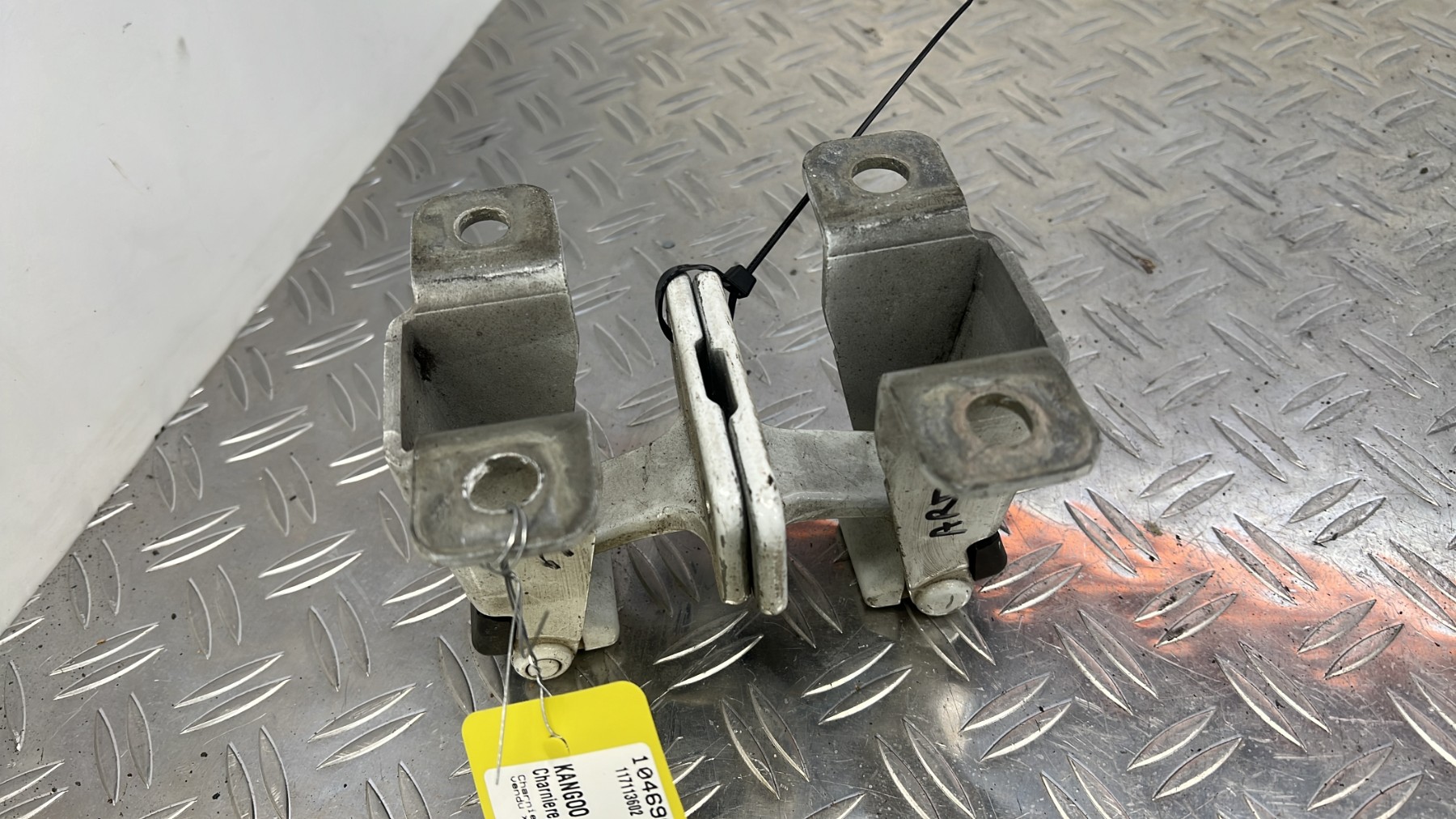 Charniere de porte arriere droit RENAULT KANGOO 2 PHASE 1 – 117113602