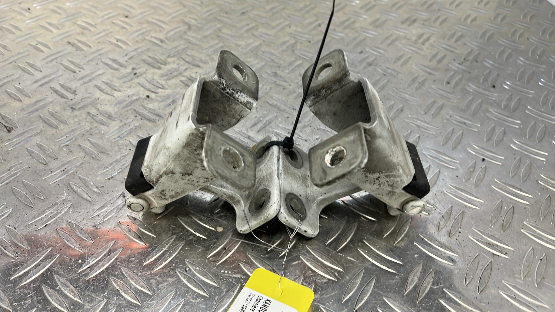 Charniere de porte arriere droit RENAULT KANGOO 2 PHASE 1 – 117113602
