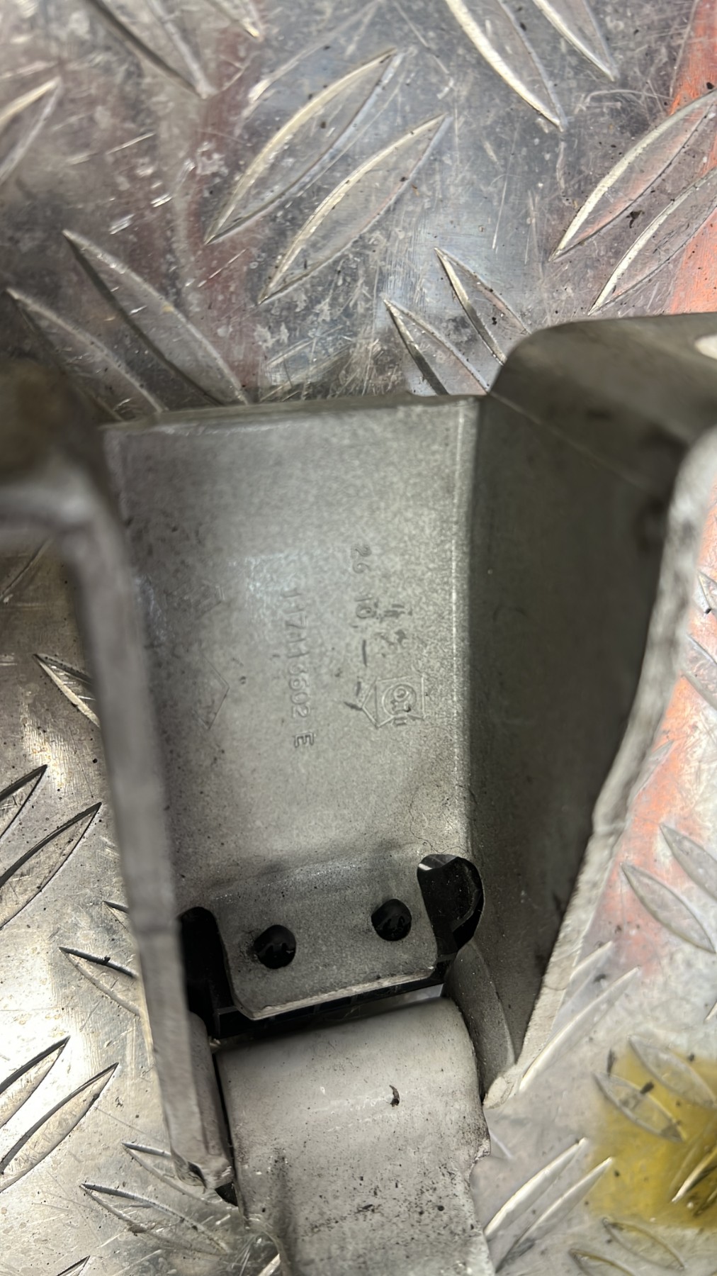 Charniere de porte arriere droit RENAULT KANGOO 2 PHASE 1 – 117113602