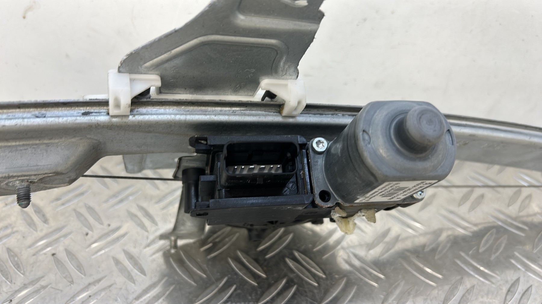 Leve vitre electrique avant gauche PEUGEOT 208 1 PHASE 2 – 9816401780
