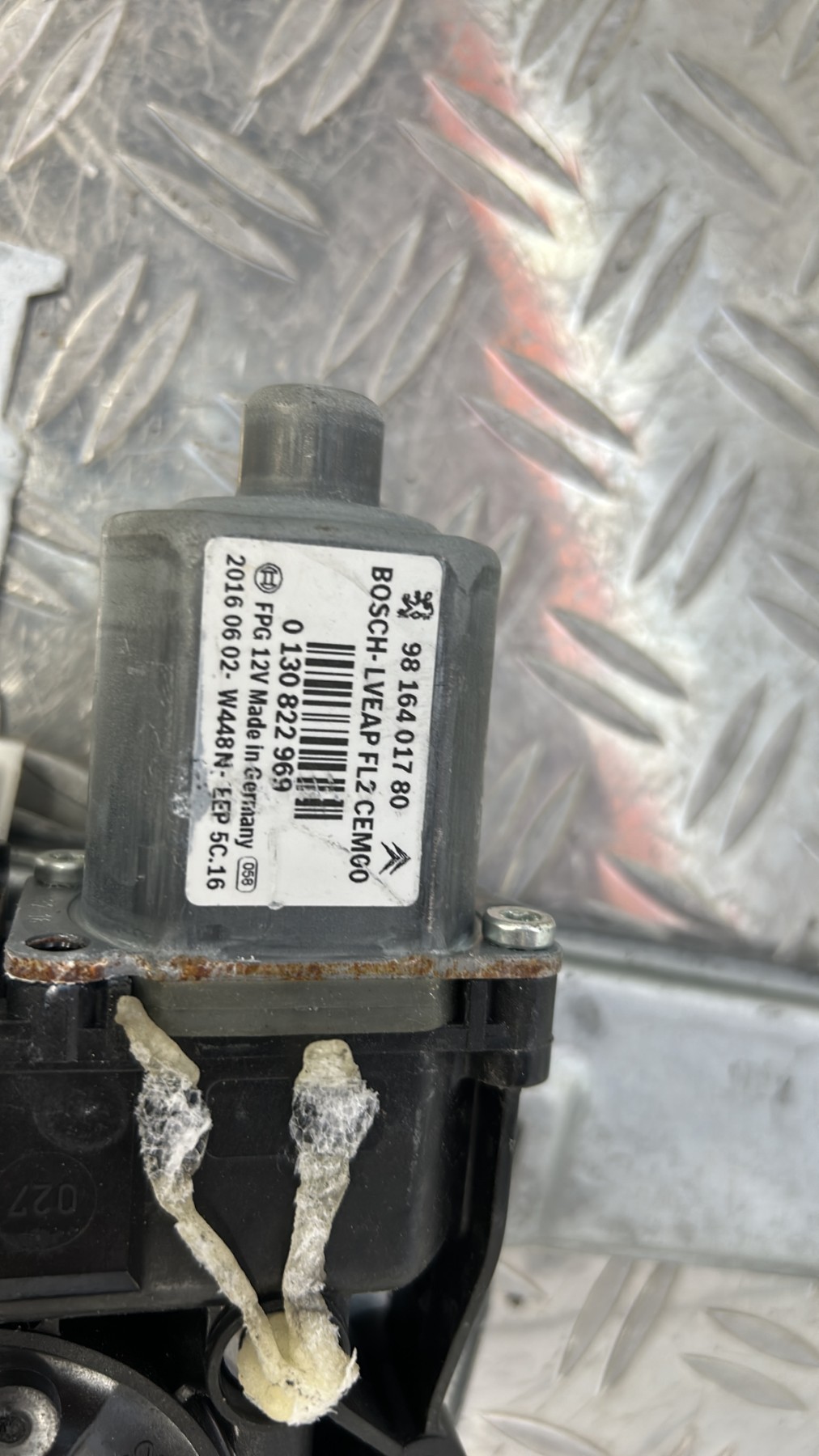 Leve vitre electrique avant gauche PEUGEOT 208 1 PHASE 2 – 9816401780