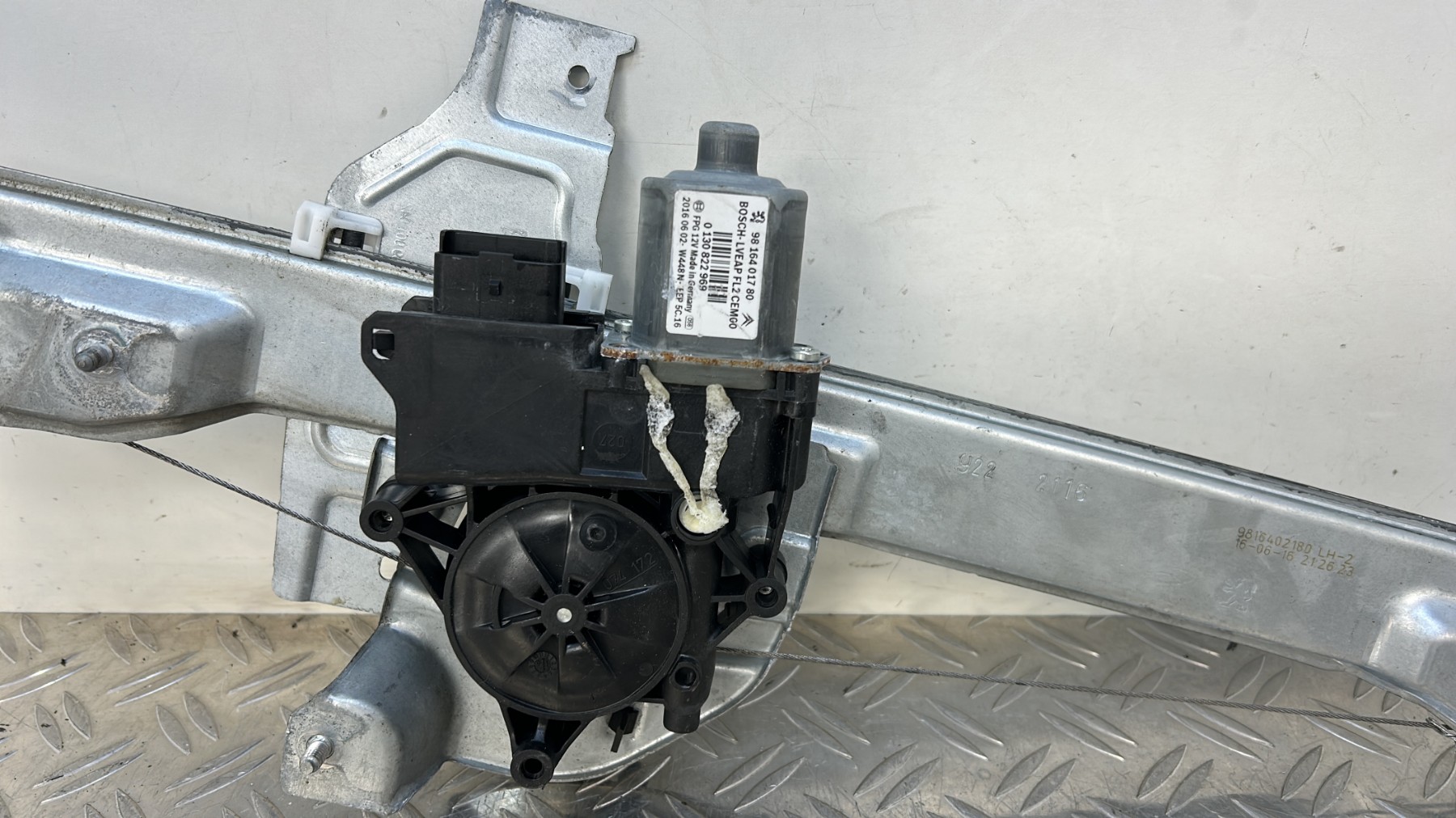 Leve vitre electrique avant gauche PEUGEOT 208 1 PHASE 2 – 9816401780