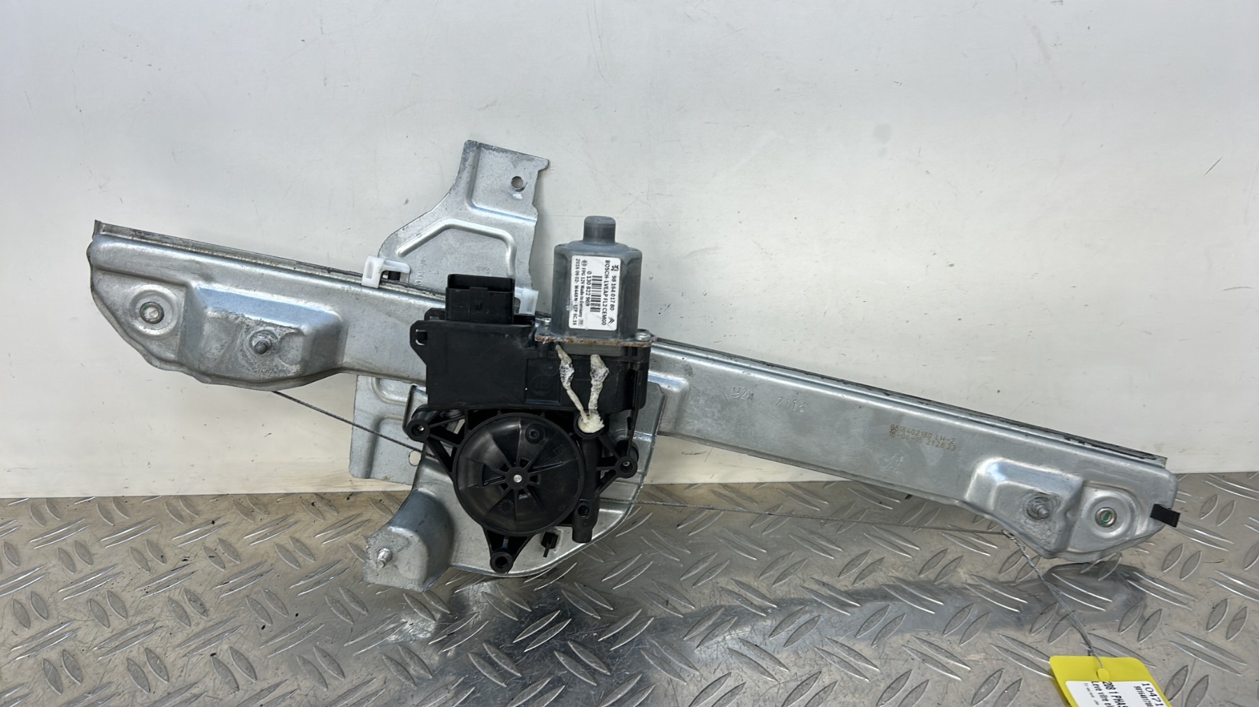 Leve vitre electrique avant gauche PEUGEOT 208 1 PHASE 2 – 9816401780
