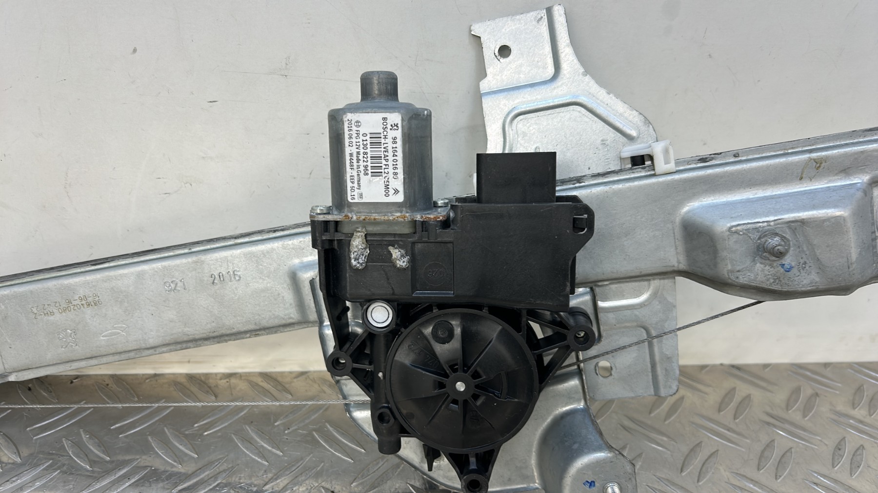 Leve vitre electrique avant droit PEUGEOT 208 1 PHASE 2 – 9816401680