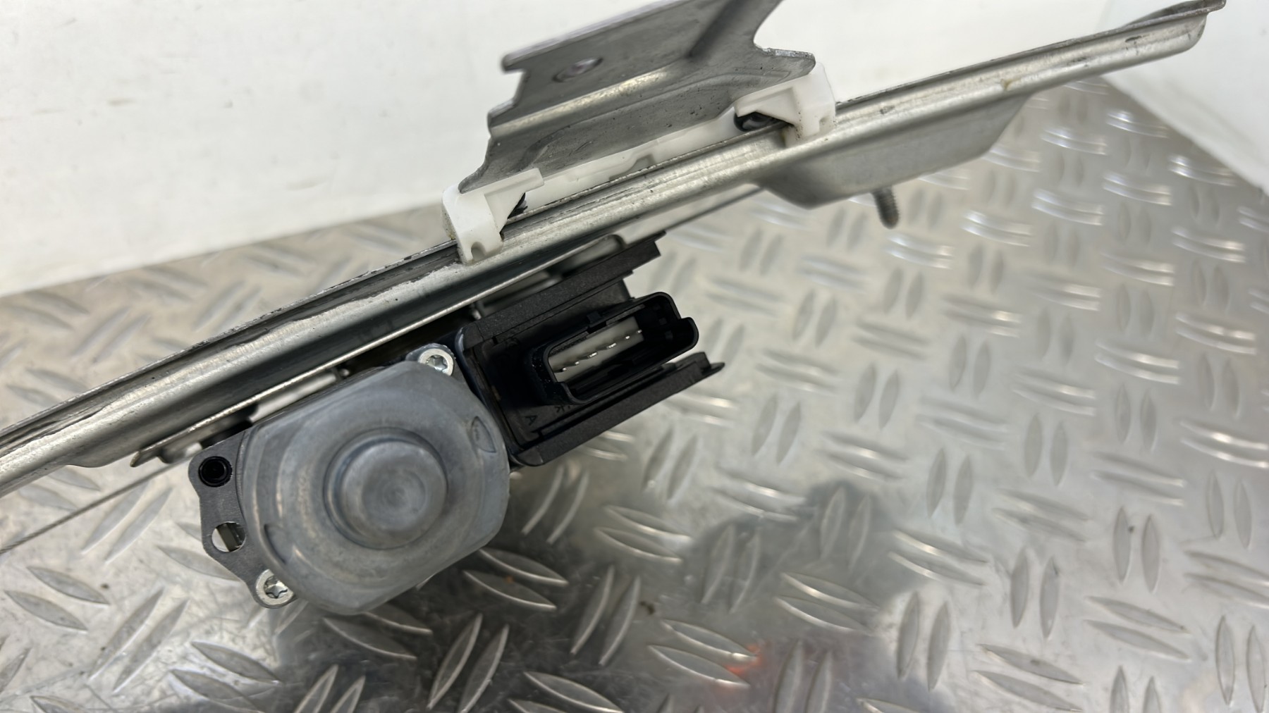 Leve vitre electrique avant droit PEUGEOT 208 1 PHASE 2 – 9816401680