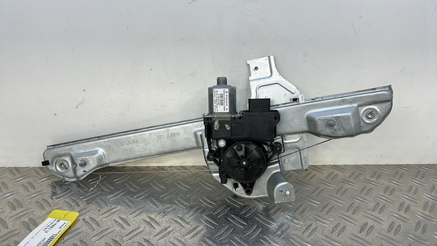 Leve vitre electrique avant droit PEUGEOT 208 1 PHASE 2 – 9816401680