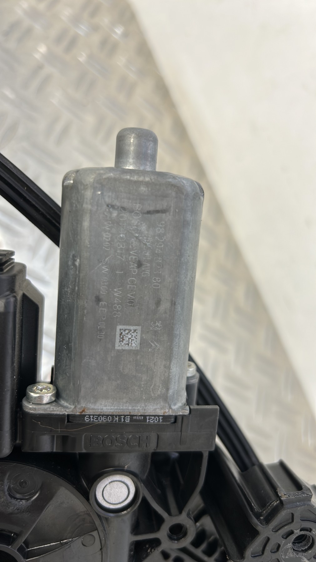 Leve vitre electrique avant gauche PEUGEOT 3008 2 PHASE 1 – 9829482380