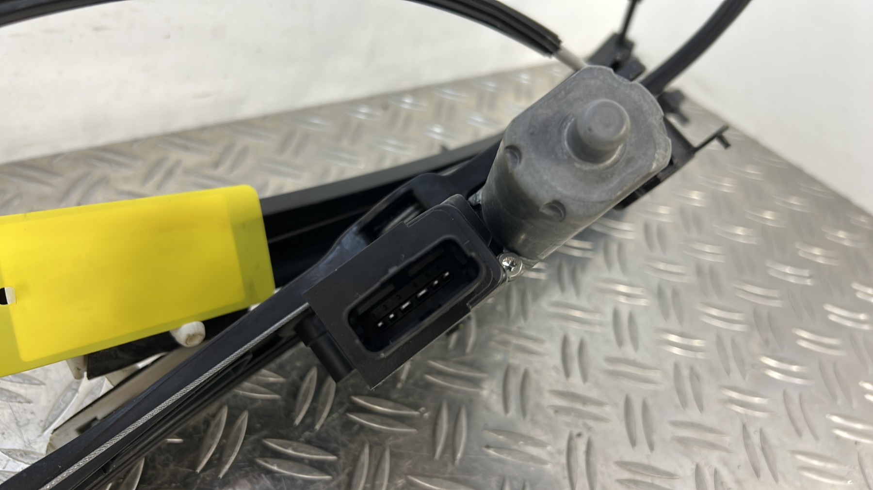 Leve vitre electrique avant gauche PEUGEOT 3008 2 PHASE 1 – 9829482380