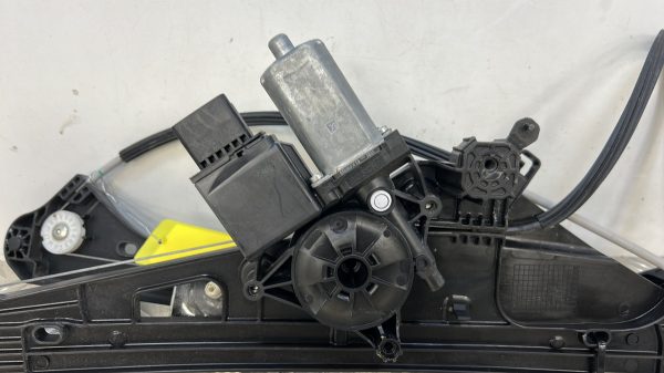 Leve vitre electrique avant gauche PEUGEOT 3008 2 PHASE 1 – 9829482380