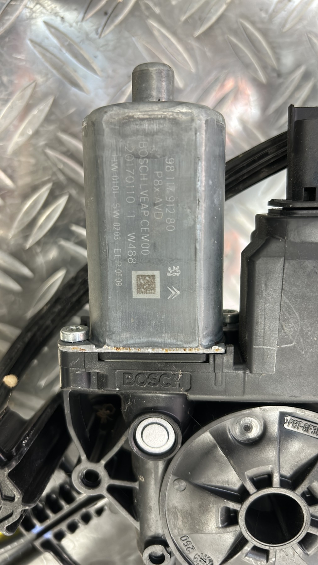 Leve vitre electrique avant droit PEUGEOT 3008 2 PHASE 1 – 9811791280