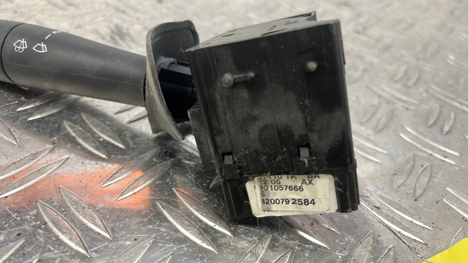 Commodo d’essuie glaces DACIA SANDERO 1 – (8200792584)