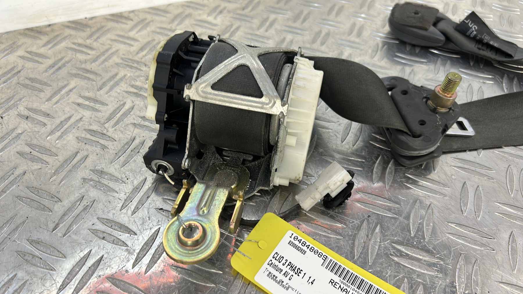 Ceinture avant gauche RENAULT CLIO 3 PHASE 1 – (8200683928)