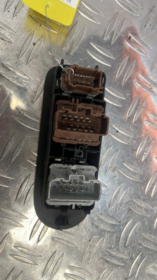 Interrupteur de leve vitre avant gauche RENAULT SCENIC 2 PHASE 1 – 156018070