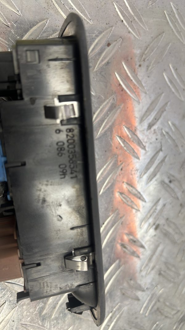 Interrupteur de leve vitre avant gauche RENAULT CLIO 3 PHASE 1 – 8200356541