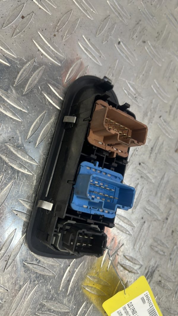 Interrupteur de leve vitre avant gauche RENAULT CLIO 3 PHASE 1 – 8200356541