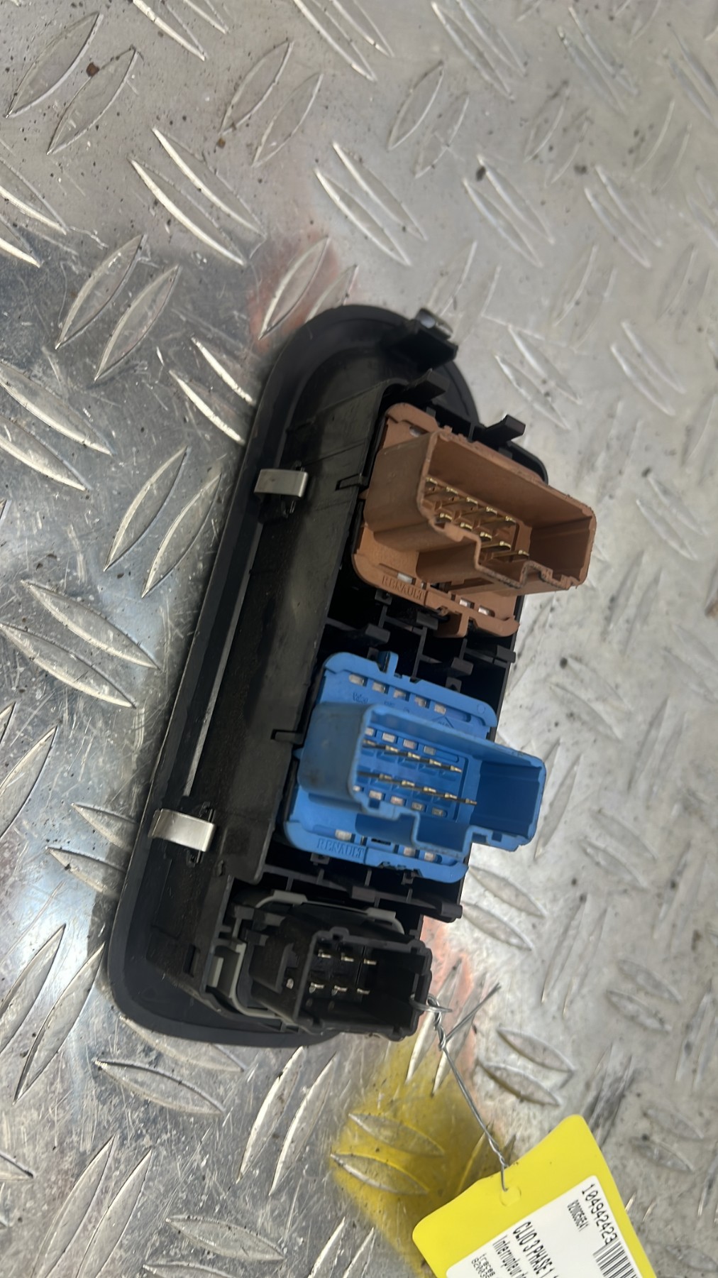 Interrupteur de leve vitre avant gauche RENAULT CLIO 3 PHASE 1 – 8200356541