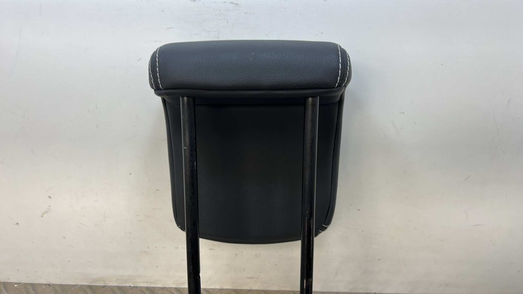 Appui tete arriere central RENAULT CLIO 3 PHASE 2 – 7701071688