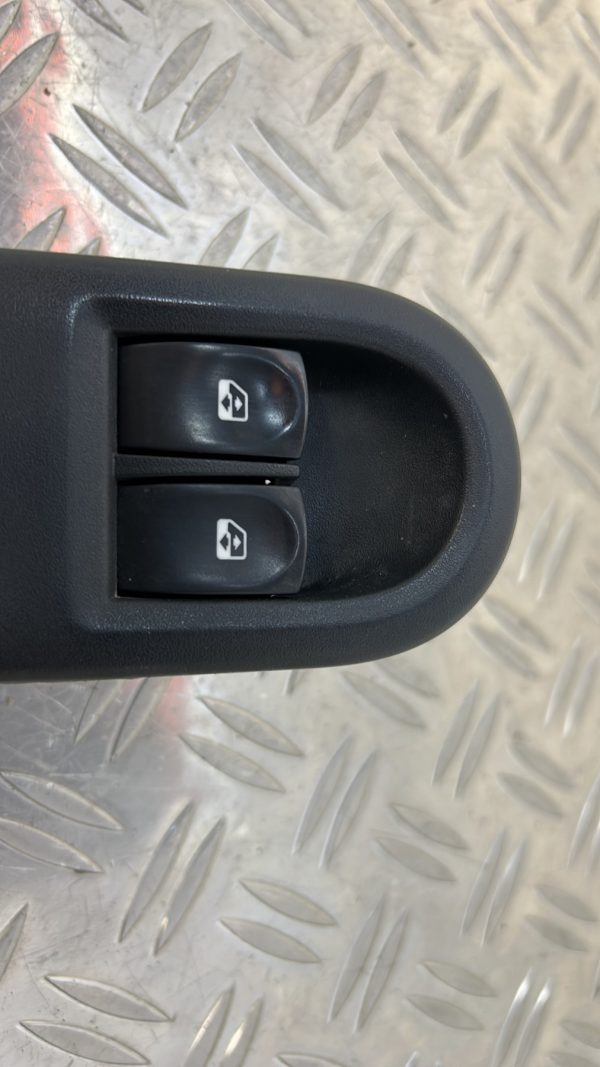 Interrupteur de leve vitre avant gauche RENAULT CLIO 3 PHASE 2 – 8200356519