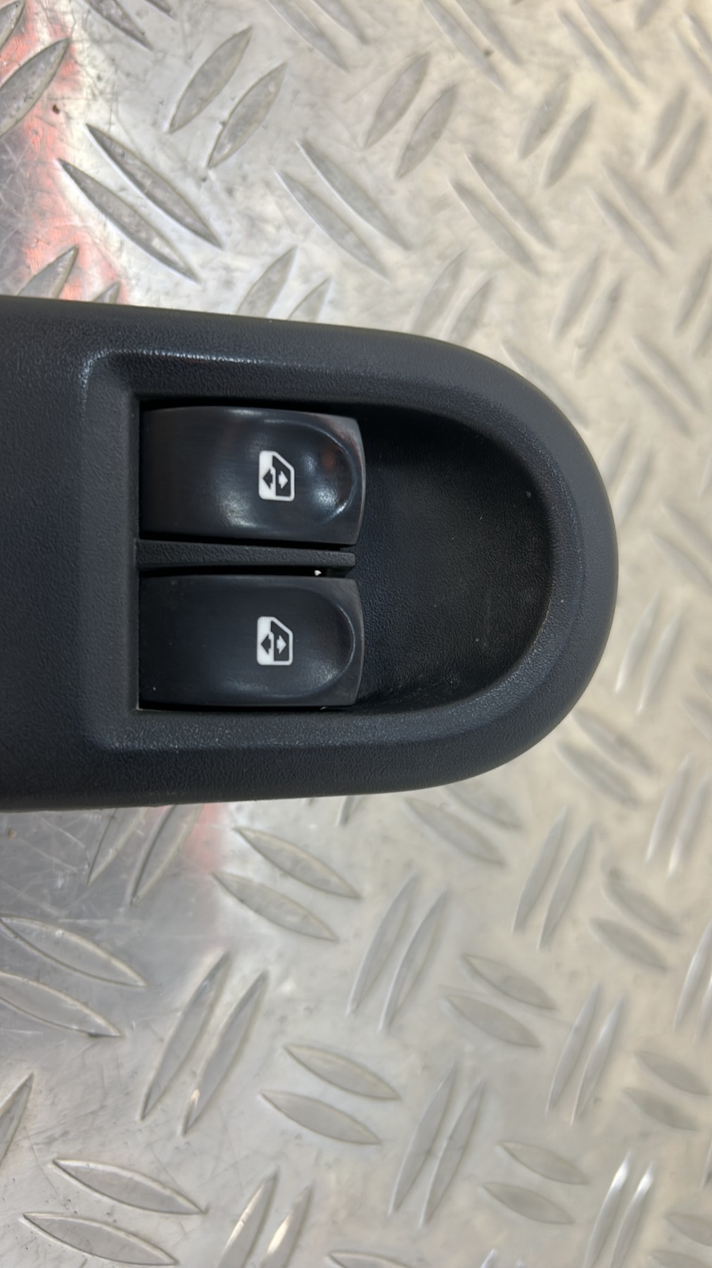 Interrupteur de leve vitre avant gauche RENAULT CLIO 3 PHASE 2 – 8200356519