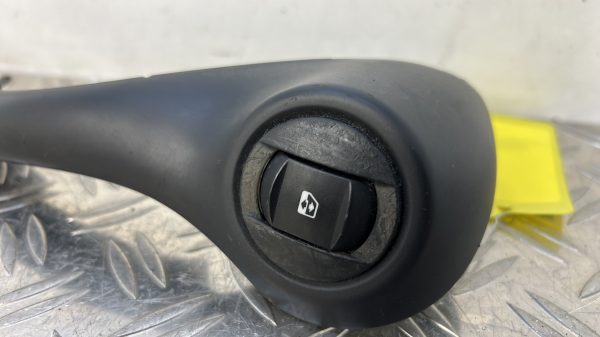 Interrupteur de leve vitre avant droit RENAULT CLIO 3 PHASE 2 – 8200316979