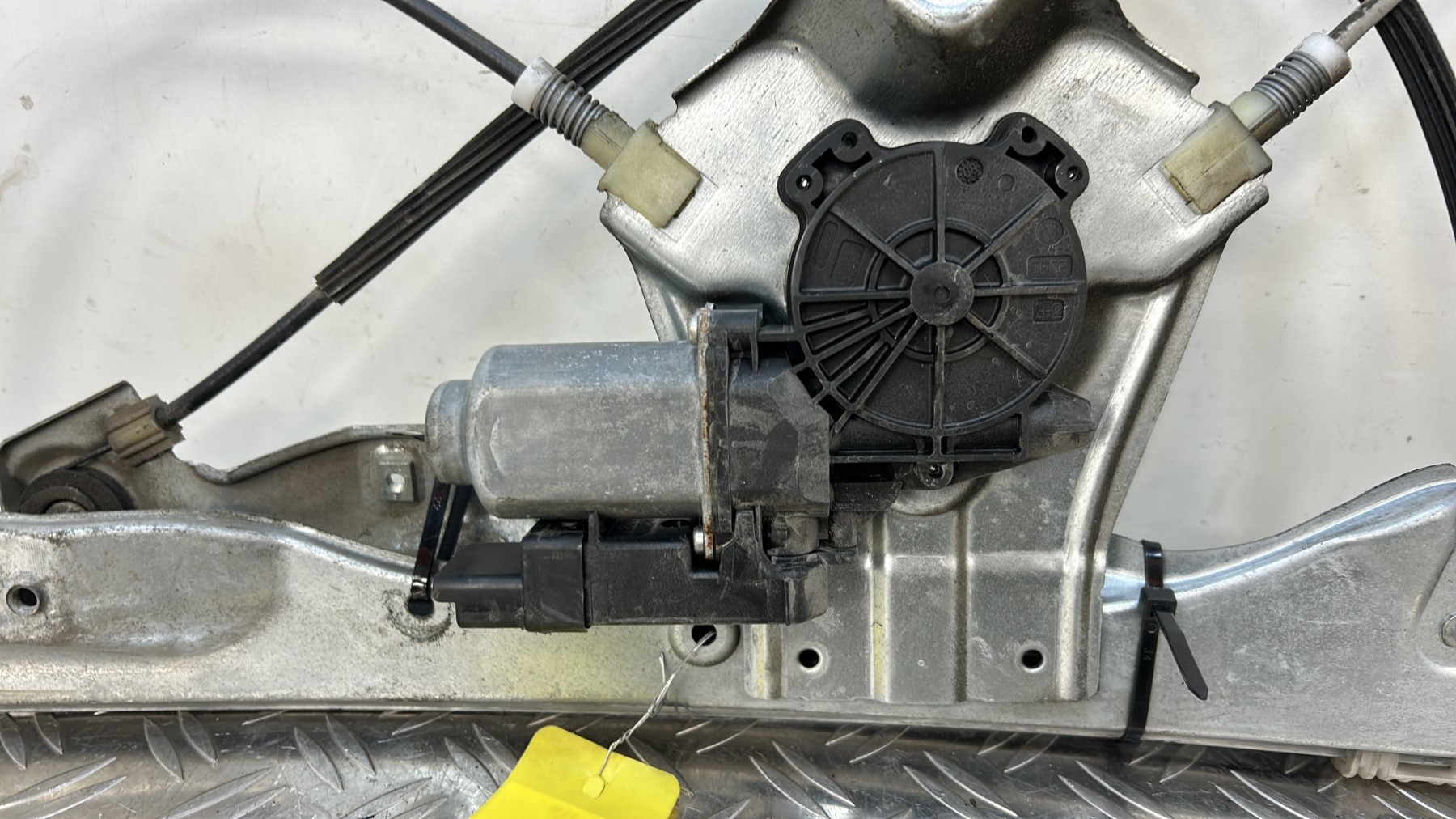 Leve vitre electrique avant gauche RENAULT CLIO 3 PHASE 2 – 8200843592