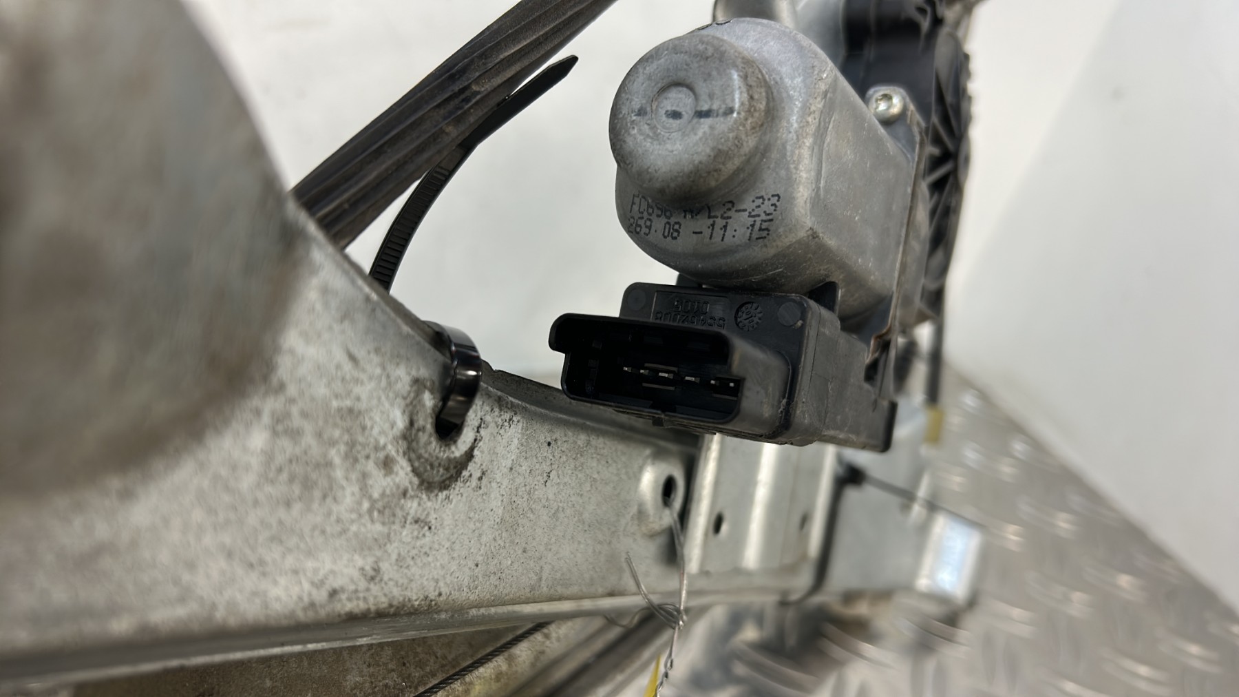 Leve vitre electrique avant gauche RENAULT CLIO 3 PHASE 2 – 8200843592
