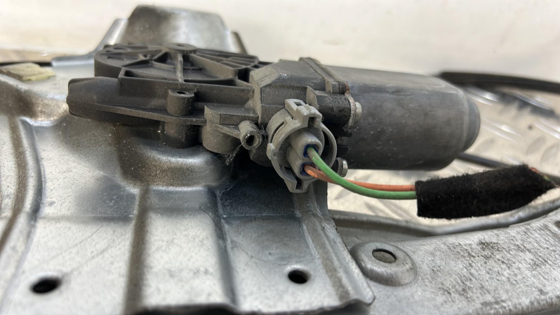 Leve vitre electrique avant droit RENAULT CLIO 3 PHASE 2 – 8200843597