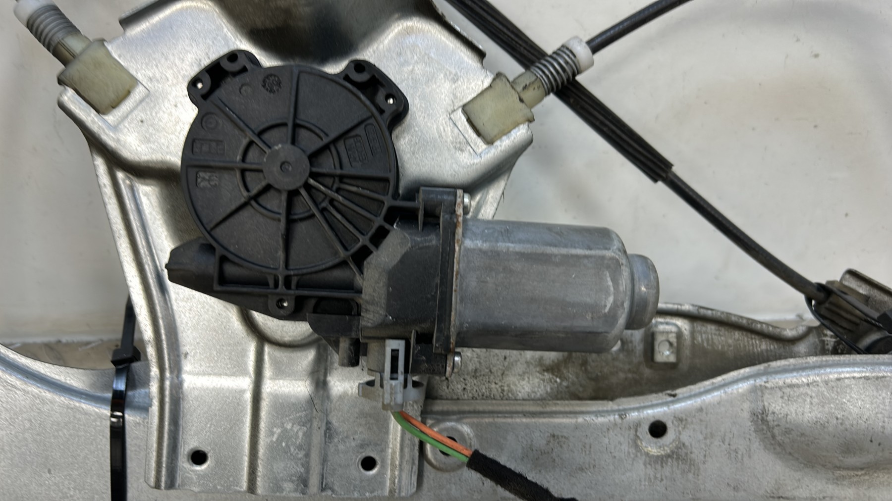 Leve vitre electrique avant droit RENAULT CLIO 3 PHASE 2 – 8200843597
